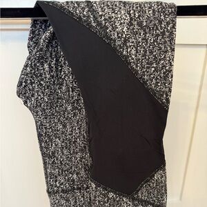 Lululemon crop black and white athletic pants Size 6